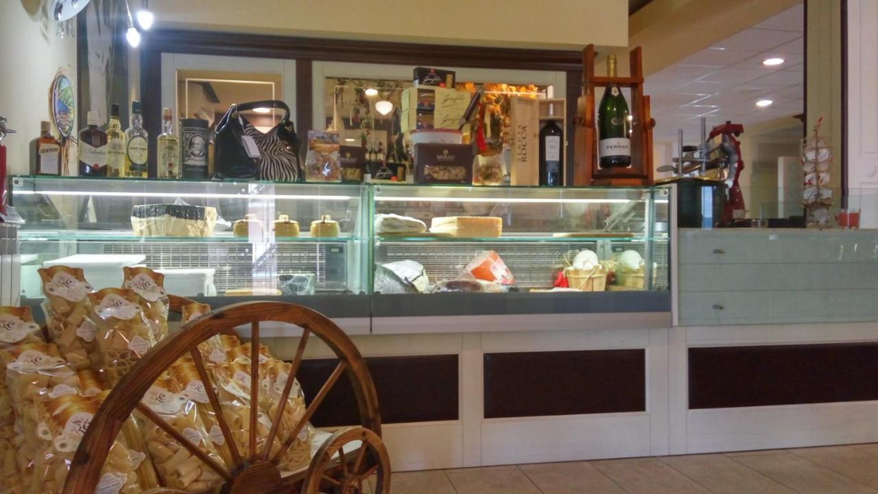 瑞莱斯黑马酒店 Millesimo 外观 照片